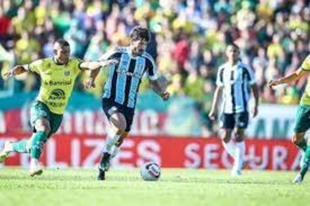 Grêmio sai na frente do Ypiranga na decisão do Gaúcho