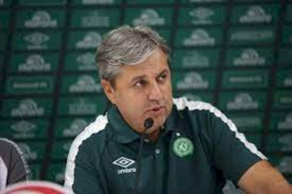 Chapecoense oficializa a contratação do técnico Gilson Kleina