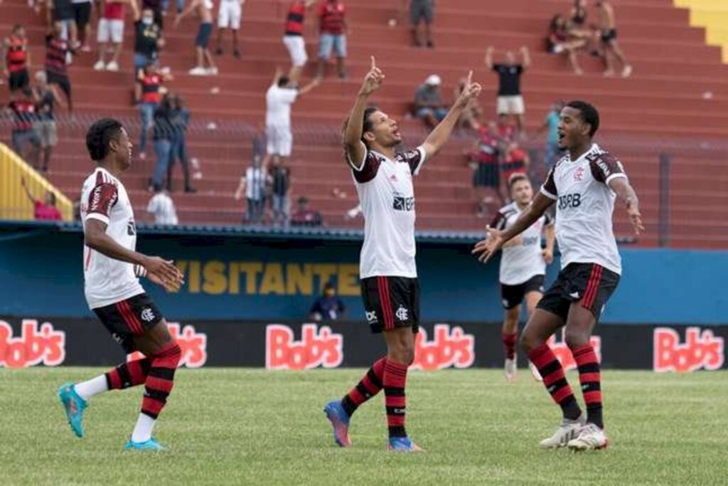 Flamengo sofre, mas vence Madureira de virada pelo Carioca