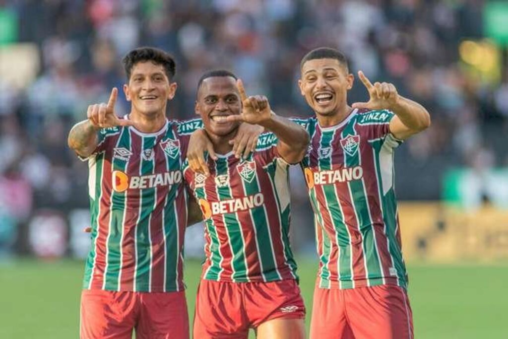 Fluminense marca no fim e vence o Flamengo