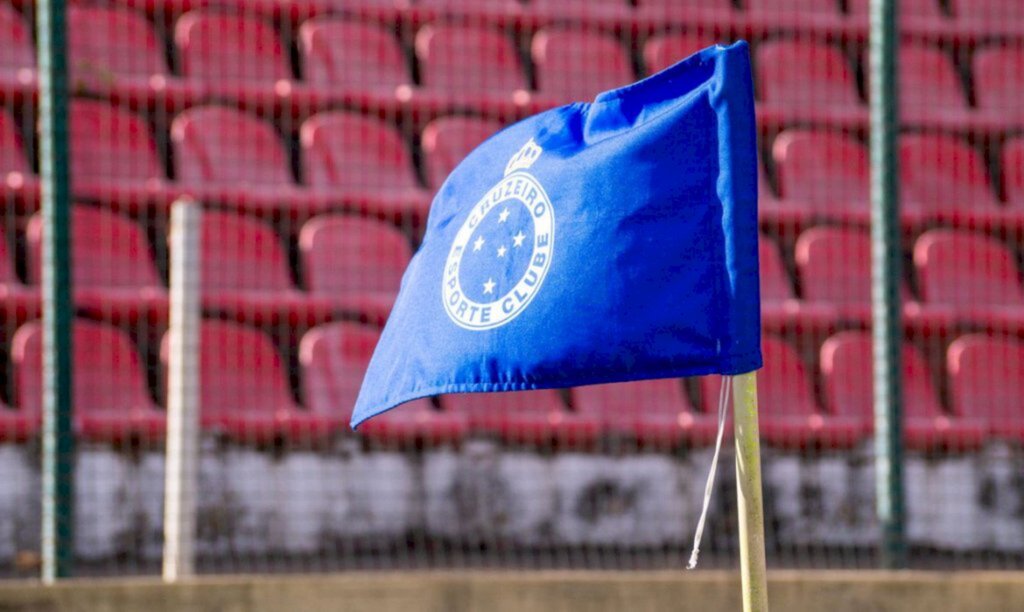 Cruzeiro vira sobre Caldense e assume ponta do Mineiro