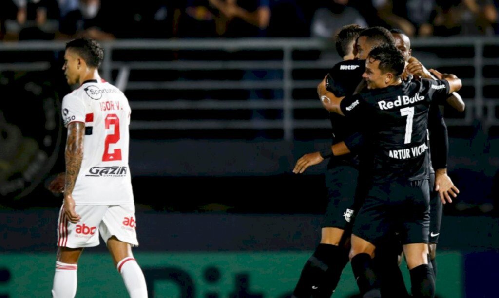 Em jogo de 7 gols, São Paulo é derrotado pelo Bragantino