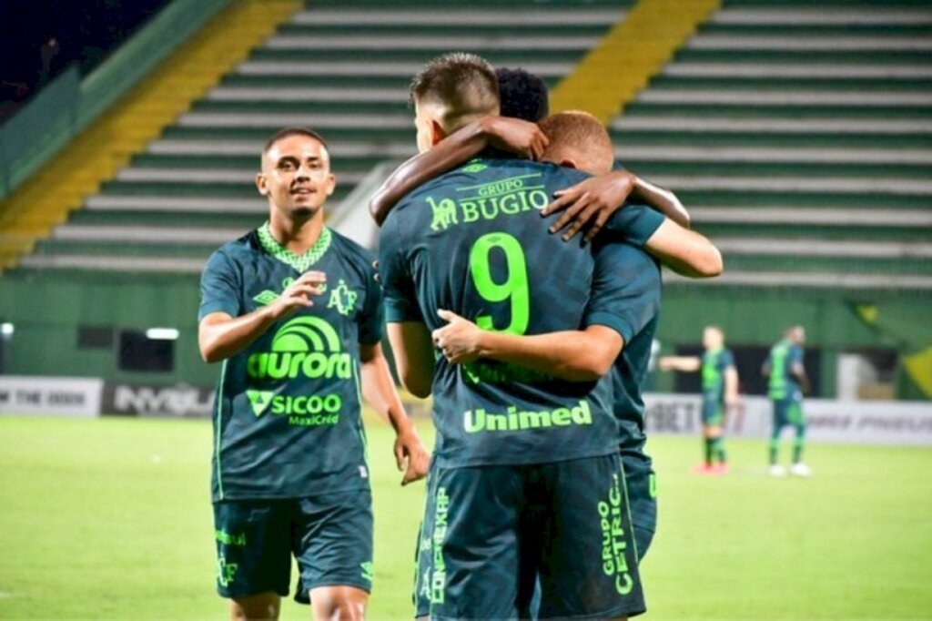 Chapecoense vence Juventus-SC e é líder isolada do Catarinense