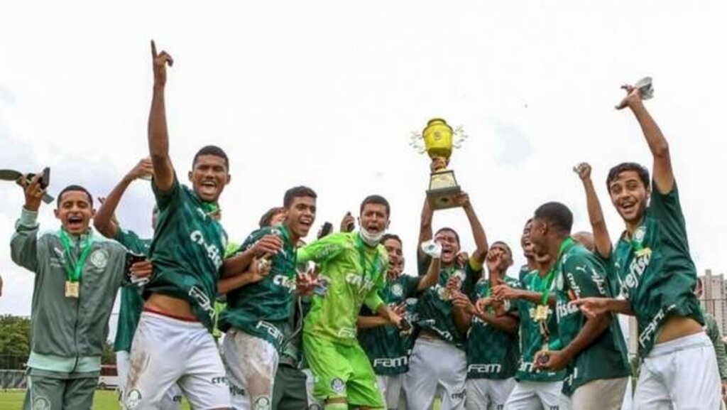 Palmeiras goleia o Corinthians e conquista torneio Sub-17