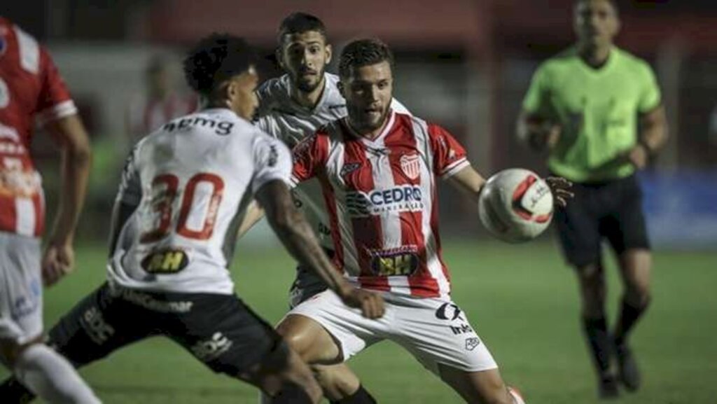 Atlético-MG sofre, mas empata no fim com o Villa Nova