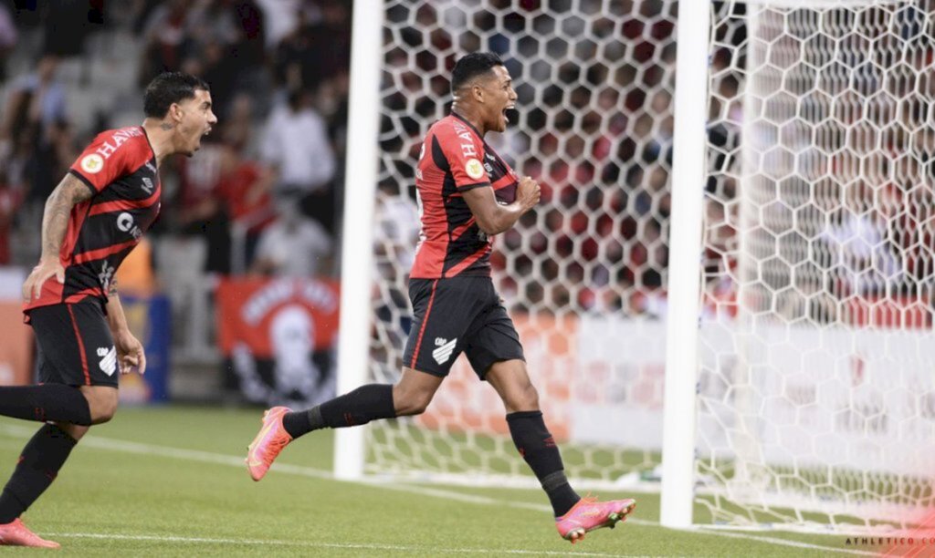 Athletico-PR derrota Cuiabá na Arena da Baixada e se afasta do Z4