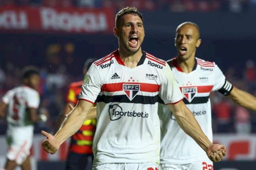 São Paulo vence o Sport e respira contra o rebaixamento