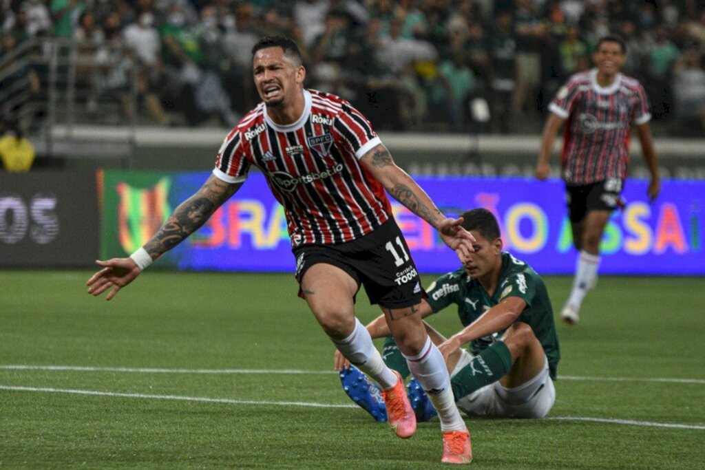 São Paulo vence o Palmeiras por 2 a 0 e ganha fôlego