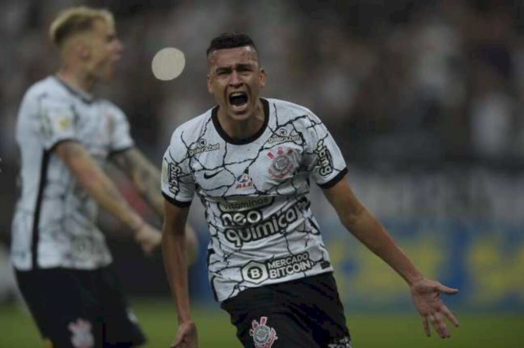 Corinthians bate o Fortaleza e se aproxima do G4