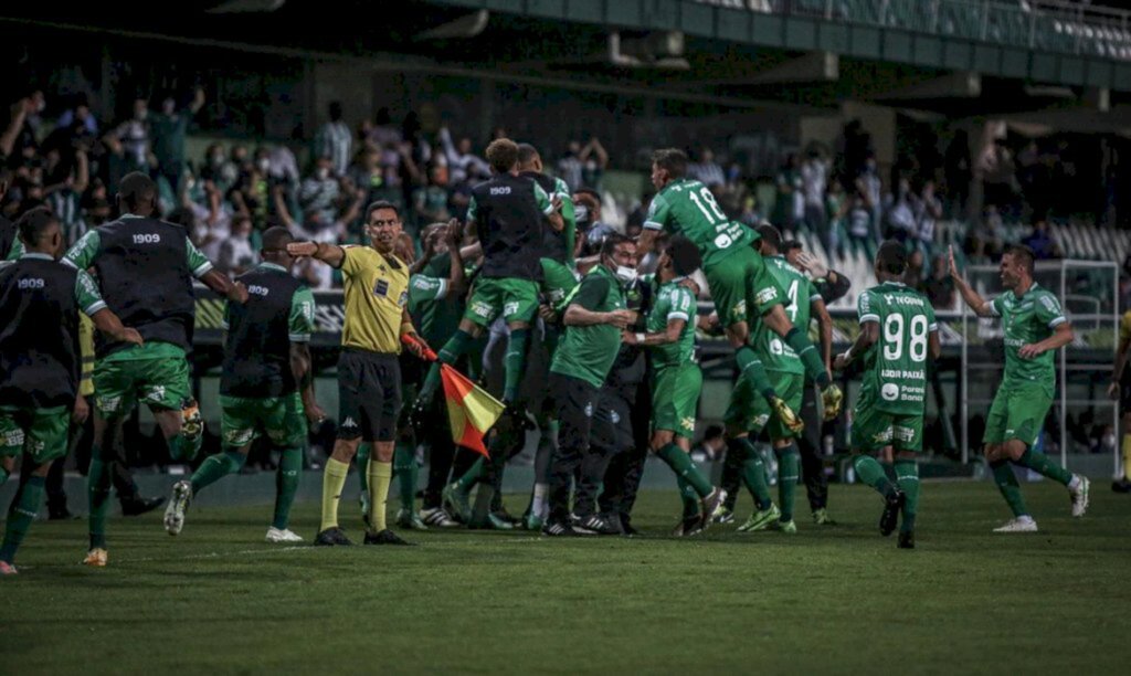 Série B: Coritiba derrota Operário por 3 a 1 no Couto Pereira