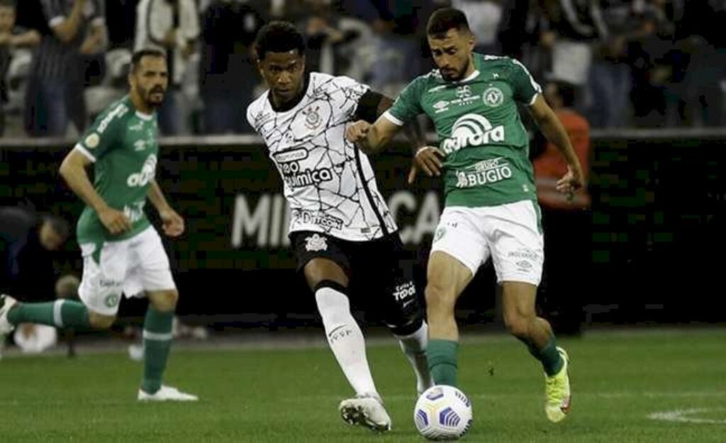 Corinthians derrota a Chapecoense no último minuto