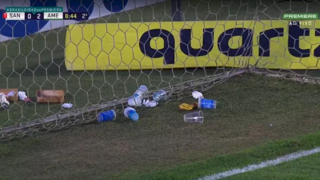 Torcedores do Santos jogam lixo no gramado e acertam árbitro