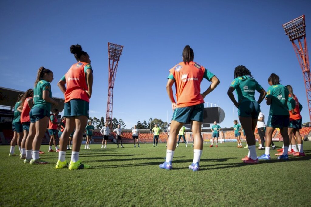 De olho no duelo com a Austrália, Pia comanda primeiro treino com o grupo completo