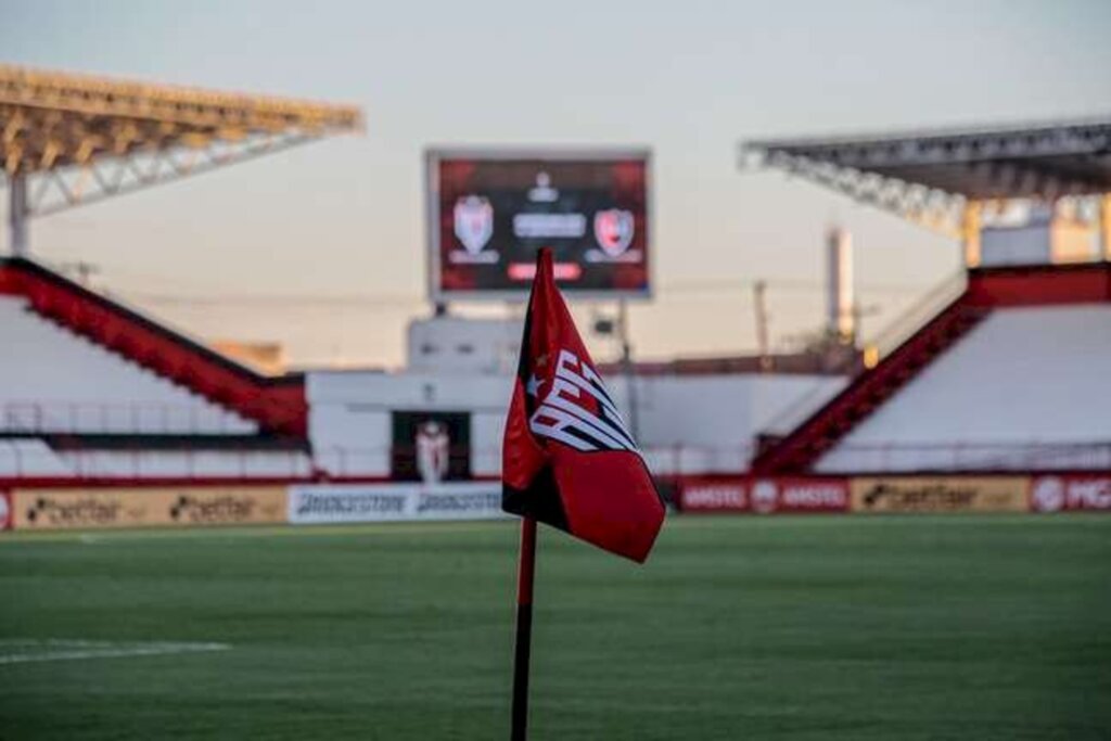 Zagueiro do Atlético-GO segue internado em estado grave