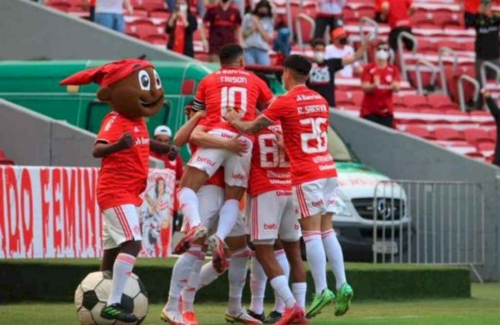 Internacional massacra Chapecoense e encosta no G-6