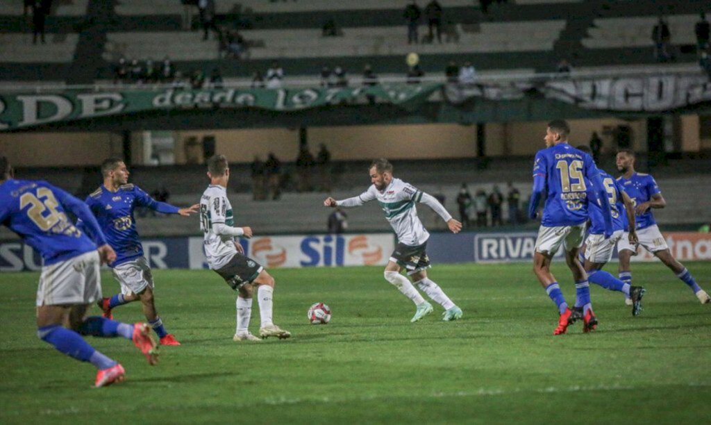 Esportes Série B: Cruzeiro derrota líder Coritiba