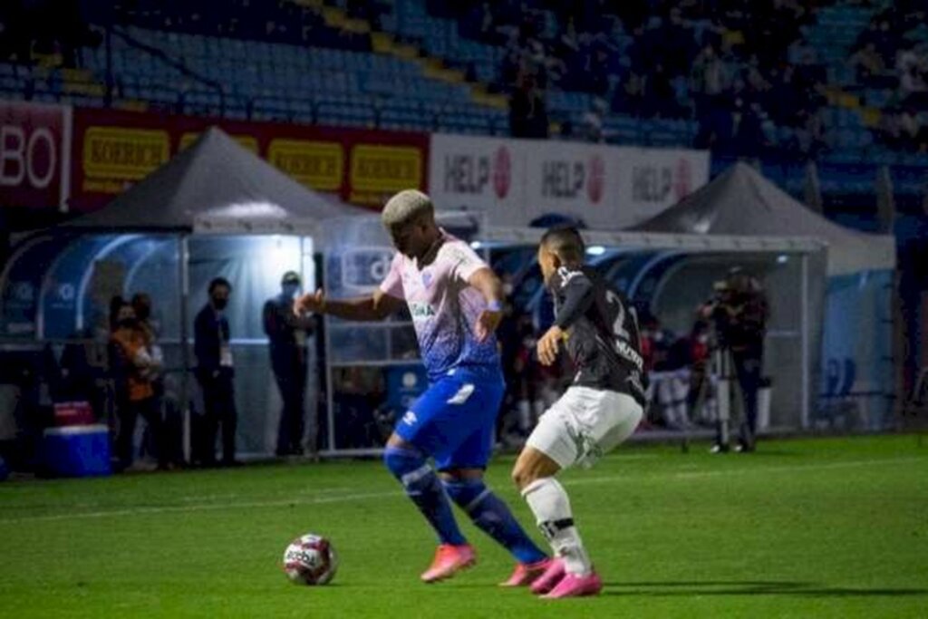 Avaí sai na frente, mas Ponte arranca empate na Ressacada pela Série B