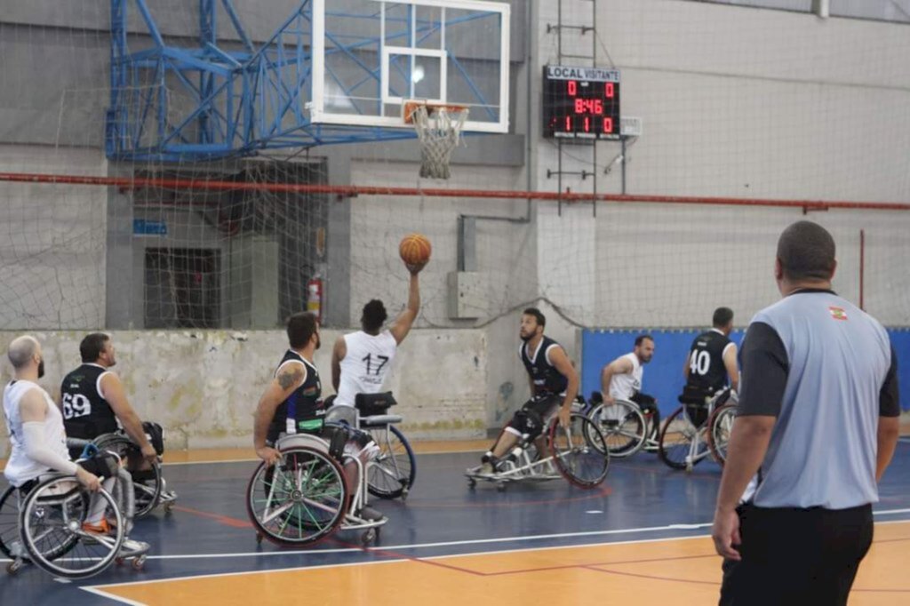 Basquete sobre cadeira de rodas de Joinville vence na estreia do Campeonato Catarinense