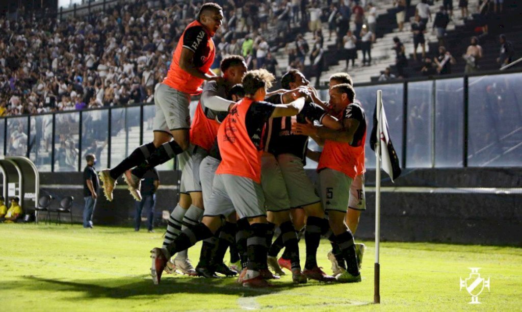 Vasco vence Goiás no reencontro com sua torcida