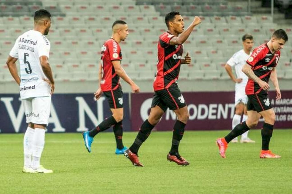 Athletico-PR vence Grêmio por 4 a 2