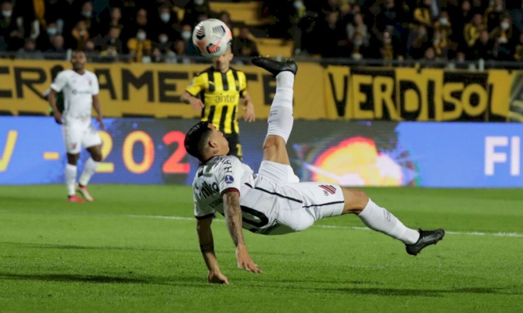 Sul-Americana: com golaços, Athletico-PR vence e fica perto da final