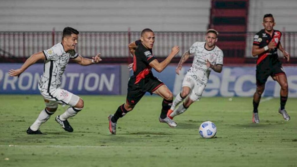 Corinthians sai na frente, mas Atlético-GO empata no fim