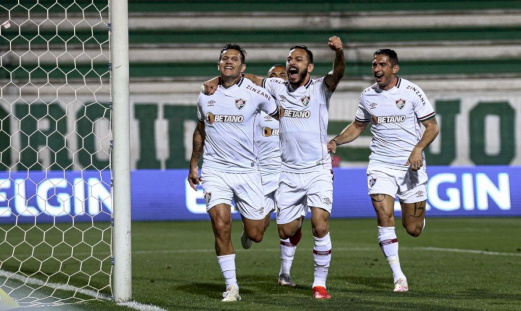 Fluminense vence Chape por 2 a 1 e dá salto na tabela