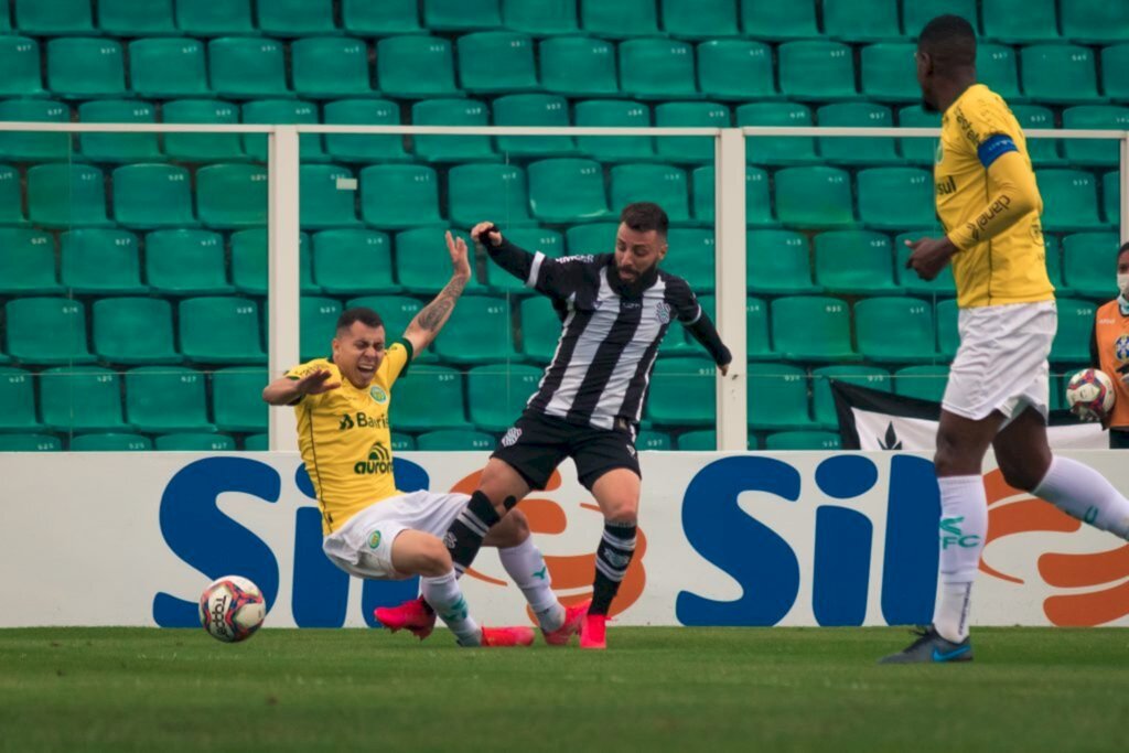 Figueirense empata com o Ypiranga