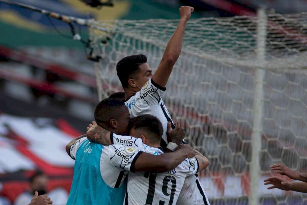 Corinthians bate Athletico-PR e sobe para o sexto lugar