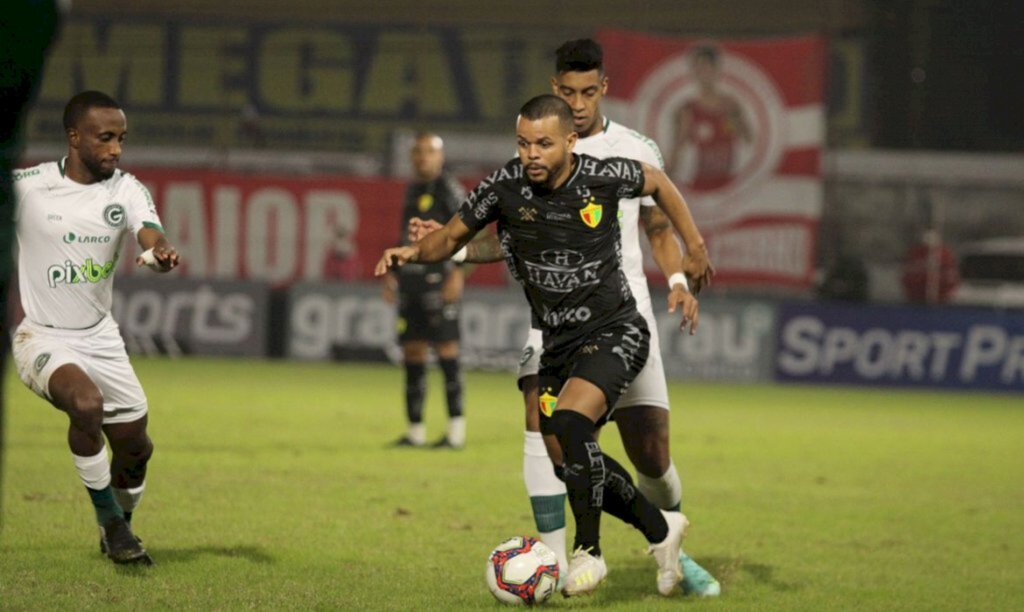 Goiás bate Brusque e fecha turno na vice-liderança