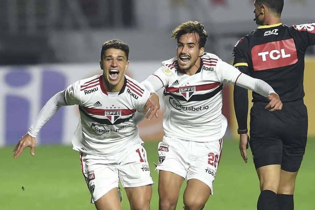 São Paulo marca nos acréscimos e vence o Grêmio