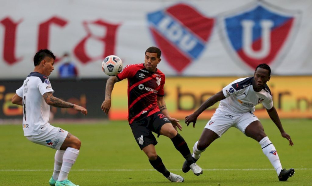 Athletico-PR sofre gol no fim e sai atrás da LDU na Sul-Americana