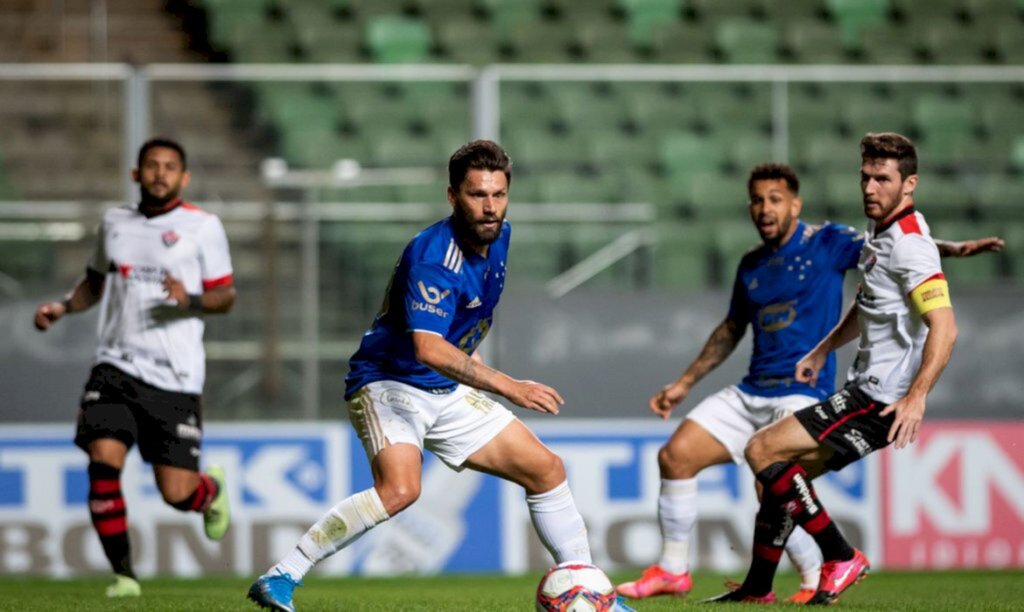 Cruzeiro busca virada, mas cede empate ao Vitória na Série B