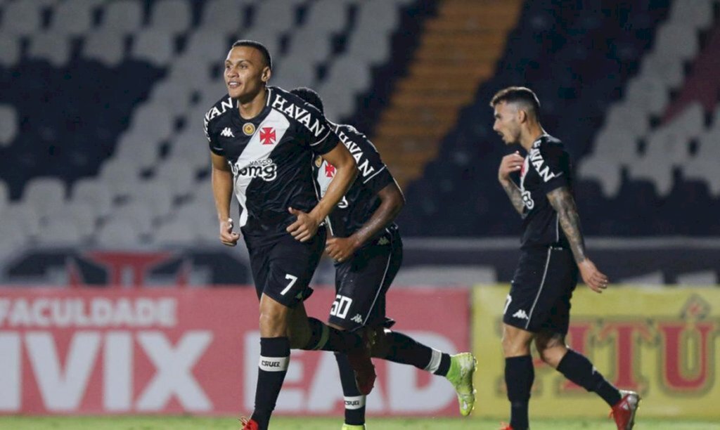 Vasco bate Vila Nova em São Januário e entra no G4 da Série B