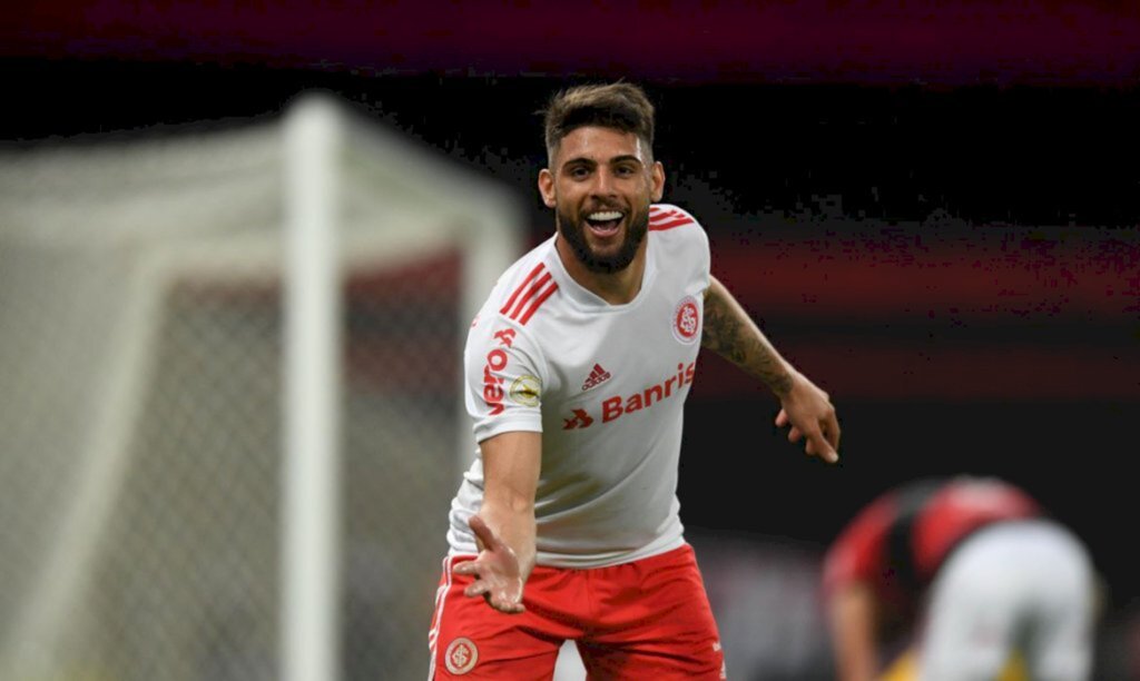 Internacional goleia Flamengo por 4 a 0