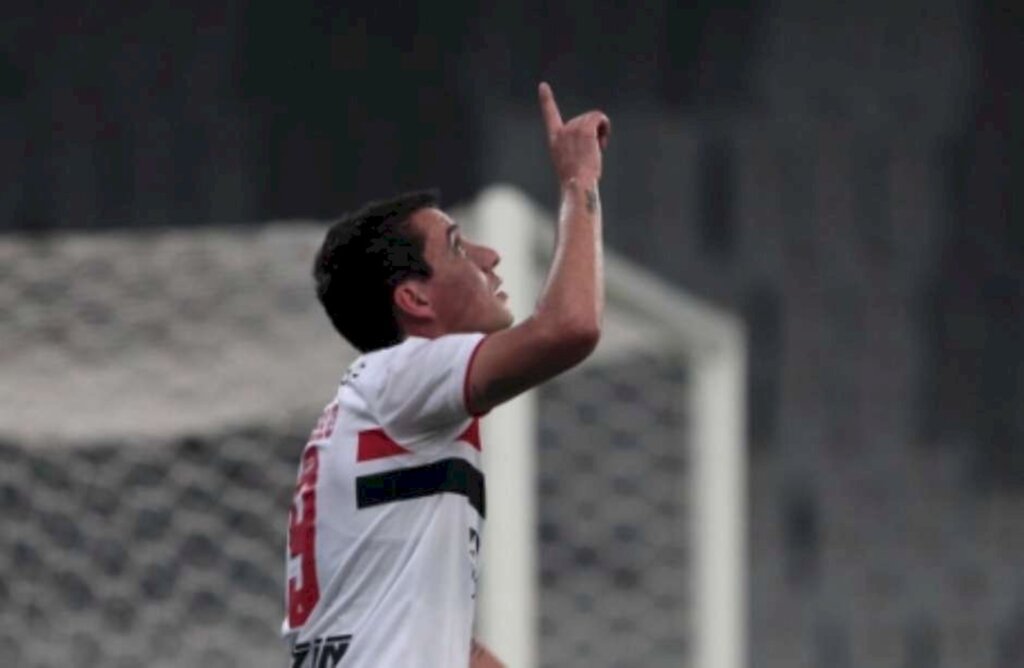 São Paulo vence o Athletico-PR e sai do Z4 do Brasileirão