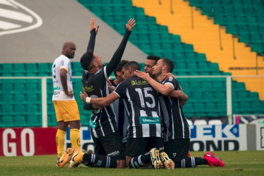 Bruno Paraíba, atacante do Figueirense, fala sobre momento do time: 'Trabalho e muita luta'