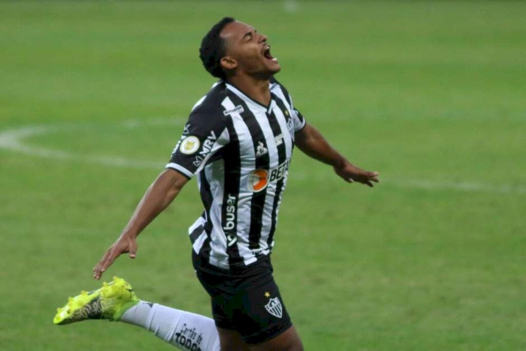 Atlético-MG vence Athletico-PR e se aproxima do Palmeiras