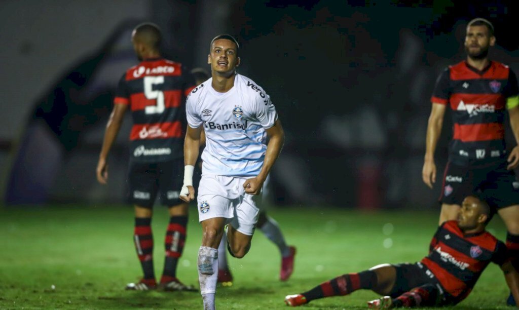 Grêmio vence Vitória e abre vantagem na Copa do Brasil