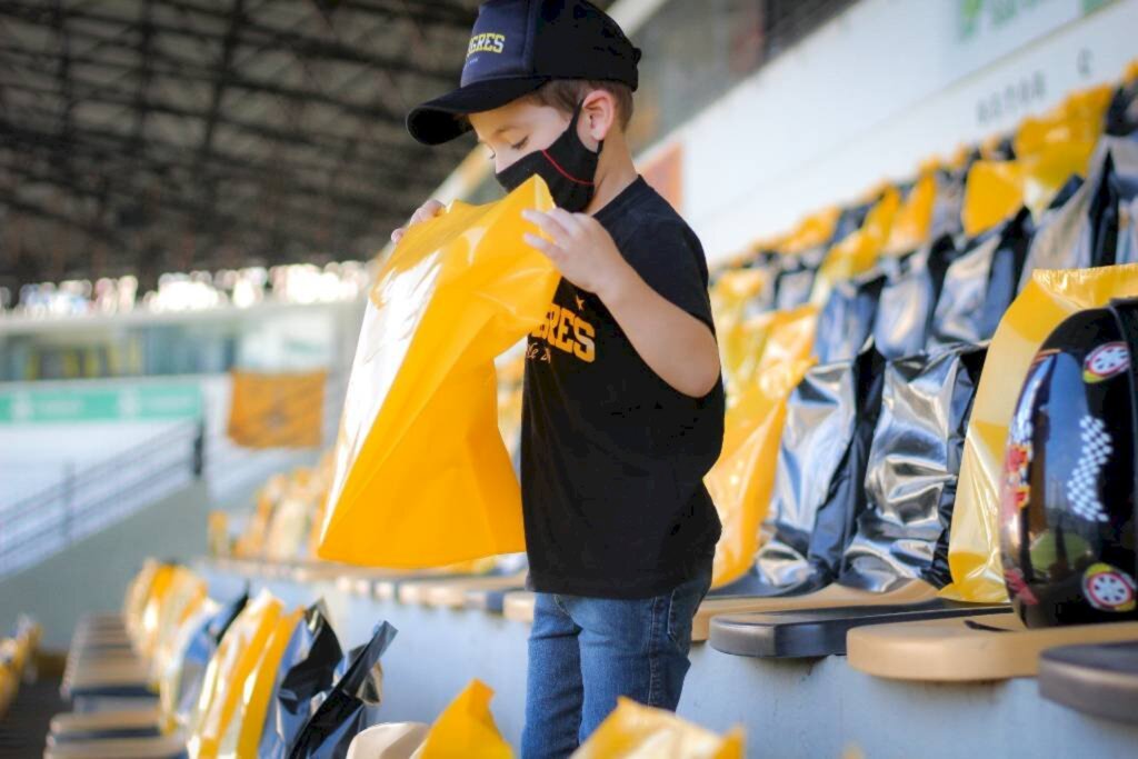 Torcida do Criciúma cria mosaico no setor de cadeiras do Heriberto Hülse