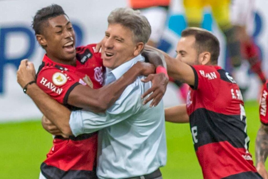 Flamengo goleia o São Paulo de virada no Maracanã