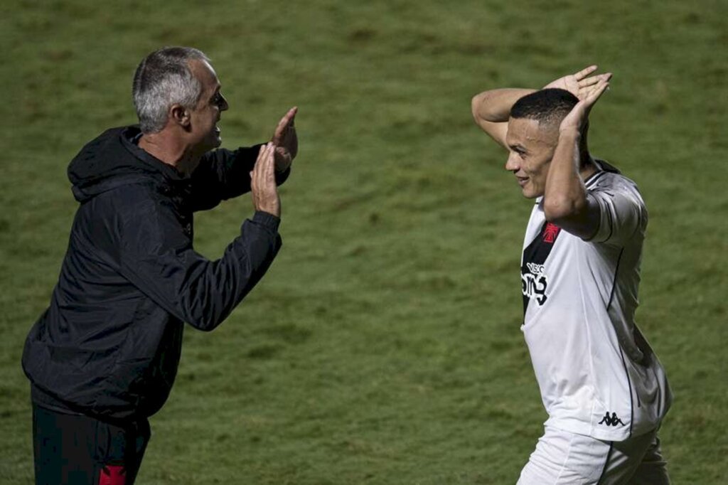 Na estreia do técnico Lisca, Vasco goleia Guarani na Série B