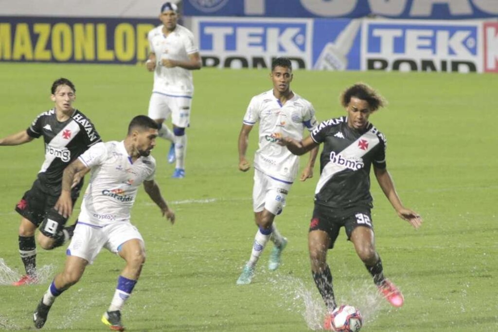 CSA e Vasco lutam contra o gramado e empatam no Rei Pelé