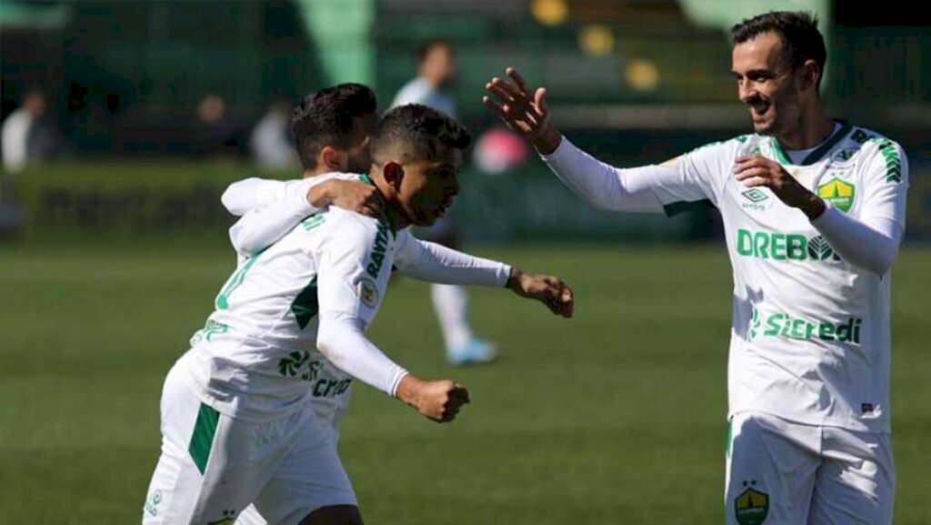 Cuiabá vence e afunda a Chapecoense