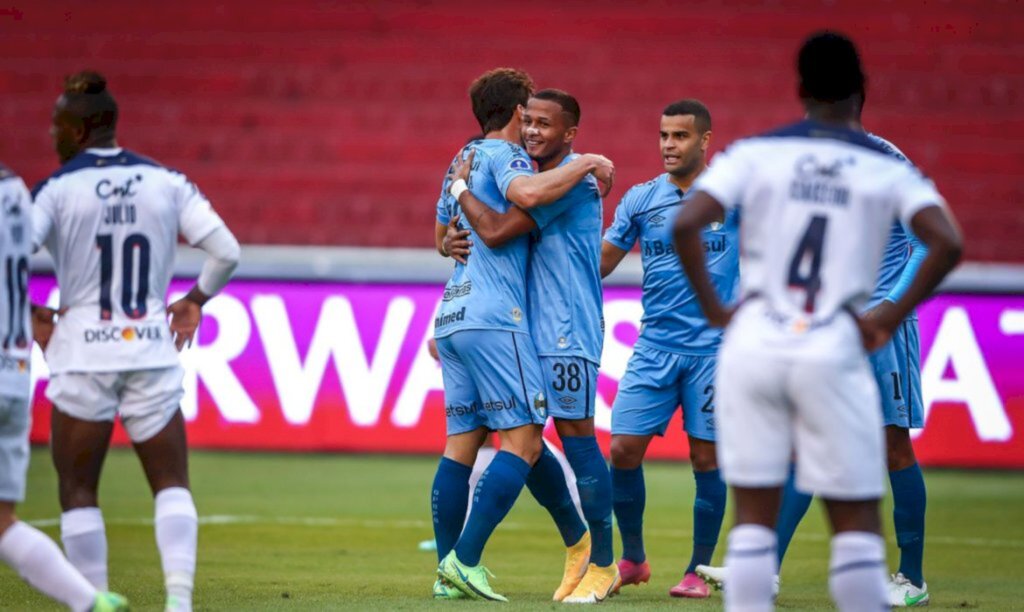 Grêmio segura pressão da LDU e ganha a 1ª com Felipão