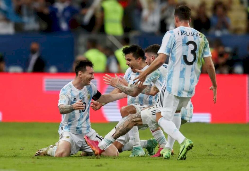 Argentina bate o Brasil no Maracanã e vence a Copa América