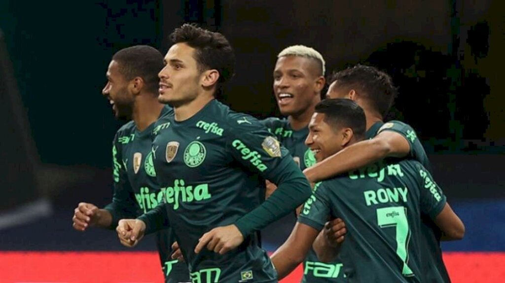 Palmeiras vence o Grêmio e assume a liderança do Brasileiro