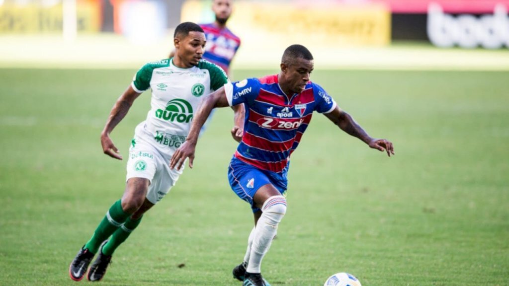 Fortaleza vence a Chapecoense de virada