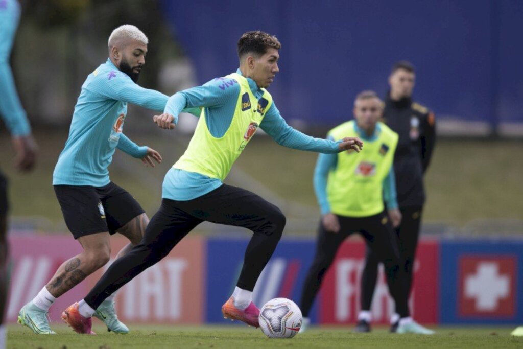 Lucas Figueiredo/CBF - Dupla de atacantes, Gabriel Barbosa e Firmino, durante o treino