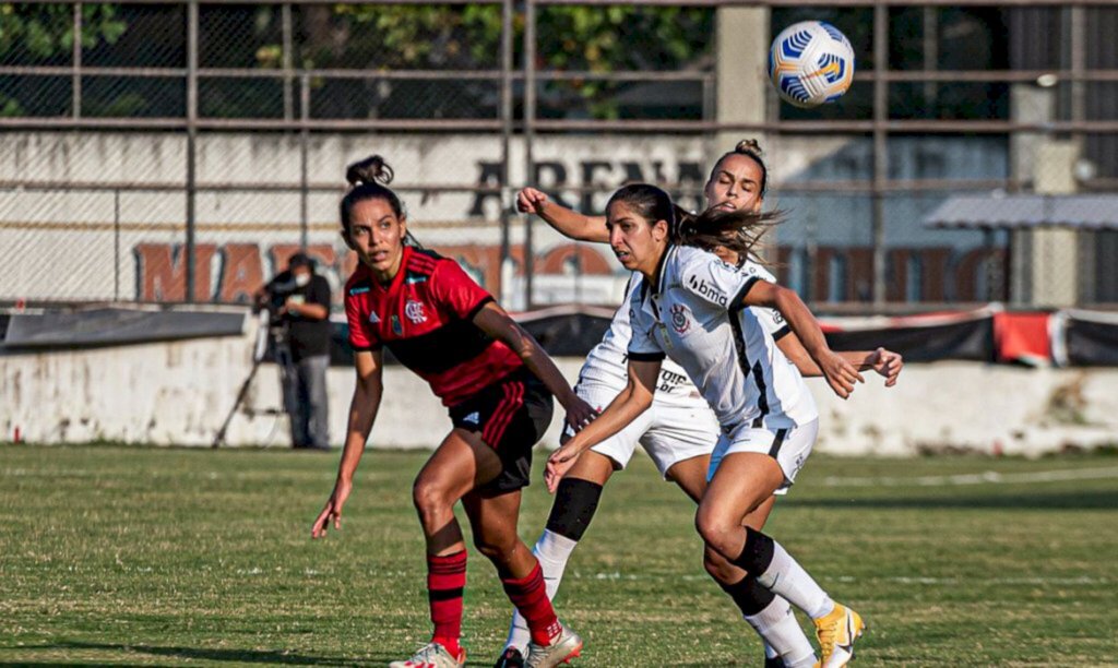 Corinthians bate Flamengo e reassume ponta do Brasileiro Feminino